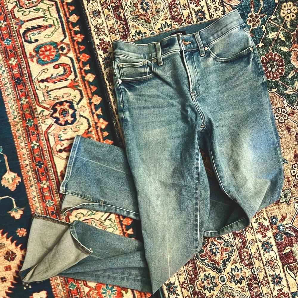 EUC EXPRESS skyscraper light wash split hem high rise jeans, size 6